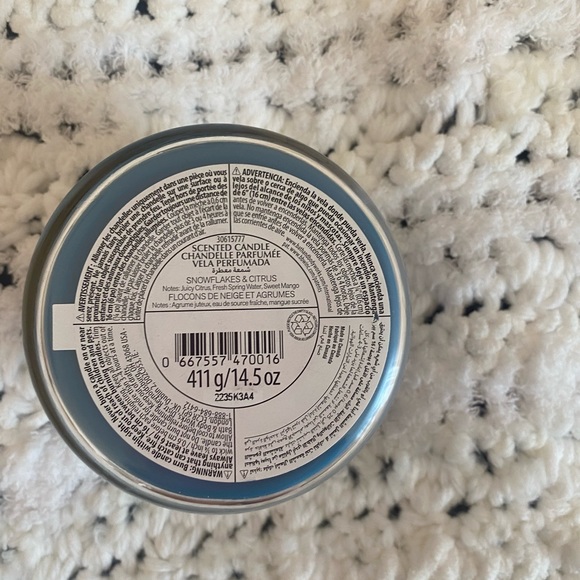 Bath and Body Works candle, snowflakes and citrus ❄️ - Picture 4 of 5